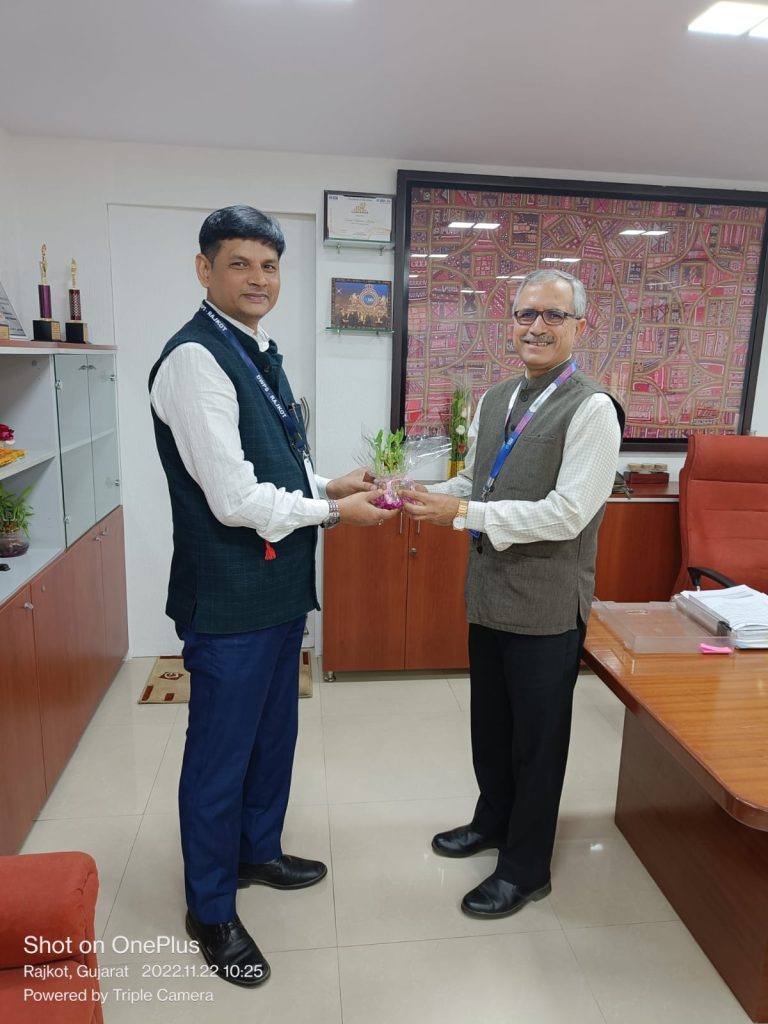 Delhi World Public School Rajkot, principal Rajeev Ranjan met honorable
Shri Vinod Kumar Arora -Deputy General Manager-State Bank of India
Rajkot.